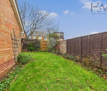 4 bedroom end of terrace house to rent - Photo 2