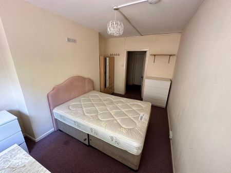 4 bedroom flat to rent - Photo 3