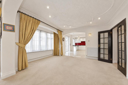 5 bedroom detached house to rent - Photo 3