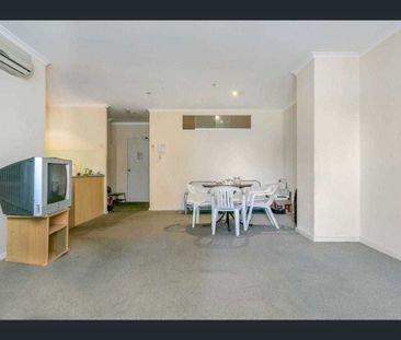 Modern 2-Bed, 2-Bath Apartment in the Heart of the City - Photo 1