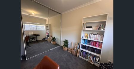 Spacious Family Home with Views Over the Angaston Hills - Photo 5