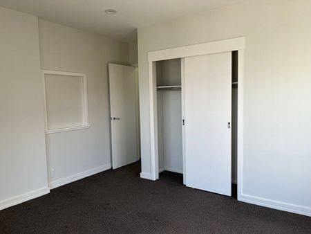 Sunny & spacious apartment living, close to CBD. - Photo 5