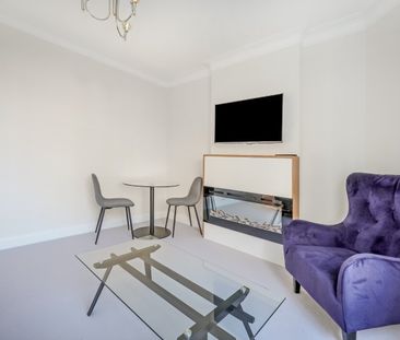 1 Bed Flat, Watchfield Court, W4 - Photo 1