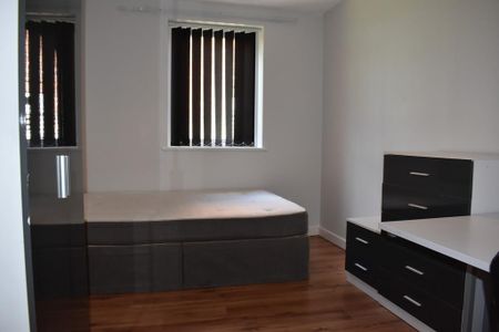 8 bedroom semi-detached house to rent - Photo 3