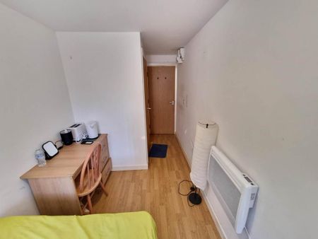 1 bedroom in a flat share to rent - Photo 3