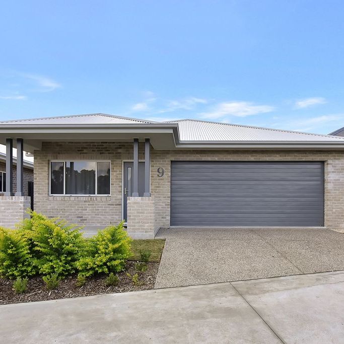 Executive living in sought-after location - Photo 1
