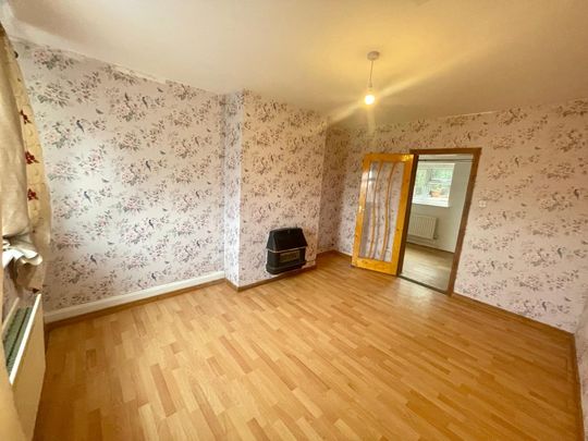 Welcome to this charming terraced house. Boasting three bedrooms, a spacious living room, dining area, fitted kitchen, and a family bathroom, this property offers front and rear gardens. With gas central heating and double glazing, laminate flooring, and a convenient location - Photo 1