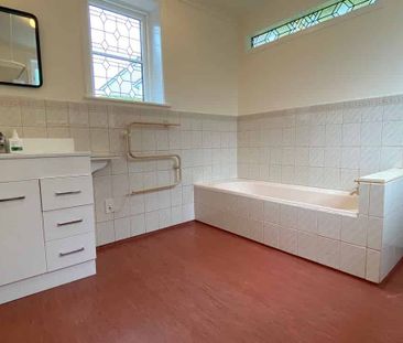 Charming home with harbour views - Photo 4