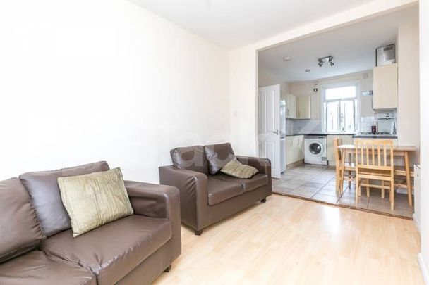 Top floor 3 bedroom apartment located within easy reach of local amenities - Photo 1