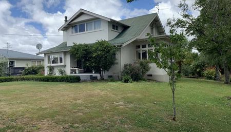 Spacious Character Villa - Short Walk to Town - Photo 5