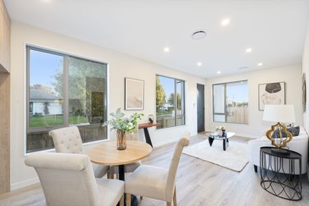 Low-maintenance brand new property blends unbeatable convenience - Photo 3