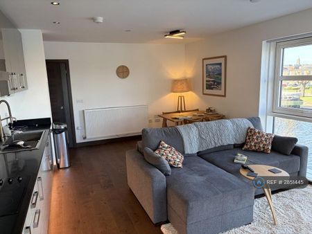 2 bedroom flat to rent - Photo 2