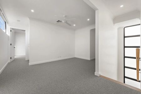 Contemporary two-storey home in a prime location! - Photo 4