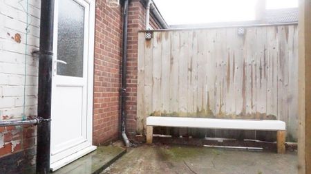 2 bedroom terraced house to rent - Photo 4