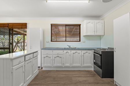 8 Phie St, Loganlea QLD 4131 - House For Rent | Domain - Photo 5