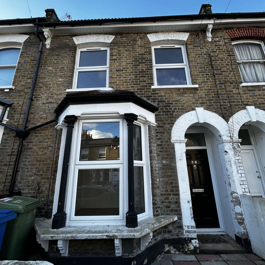 4 bed mid-terraced house available - Photo 1