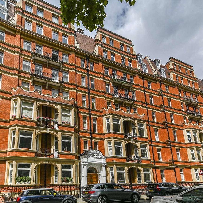 A stunning lateral apartment situated in a desirable red brick Kensington mansion block. - Photo 1