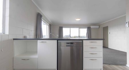 Charming 2-Bedroom Apartment in Hamilton - Photo 4