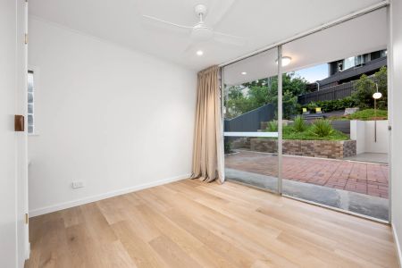 Spacious Family Home with Breathtaking City Views in Everton Park - Photo 5