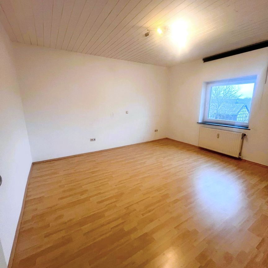 Ideal für 1-2 Personen! Ausgefallene 3-Zimmer-Dachgeschoßwohnung mit Balkon in ländlicher Umgebung - Foto 1