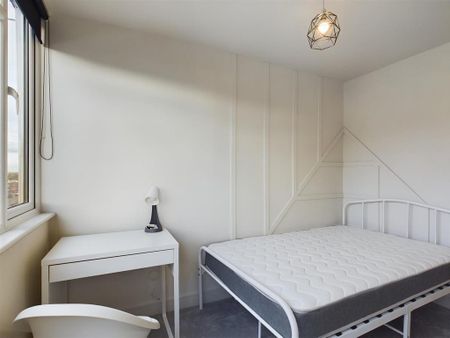 6 bedroom end of terrace house to rent - Photo 5