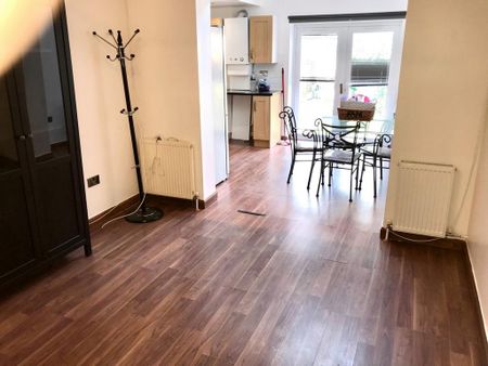 3 bedroom flat to rent - Photo 2