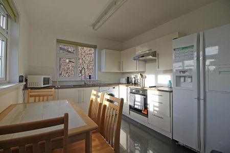 3 bedroom flat to rent - Photo 4