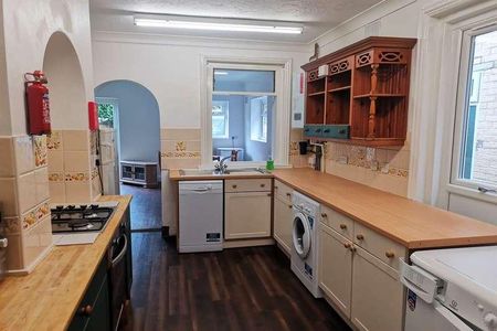 Bedroom Detached House In Winton, BH9 - Photo 4