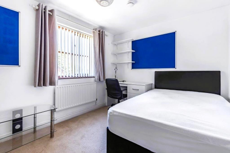 6 bedroom detached house to rent - Photo 4