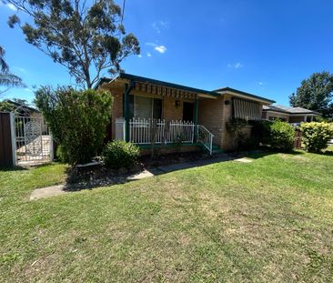 Lovely Home with Detached Garage! - Photo 6