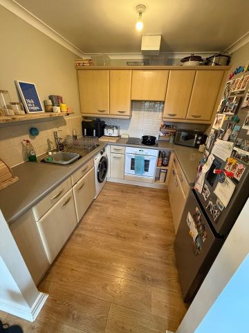 2 Bed Flat, Burley, LS4 - Photo 2