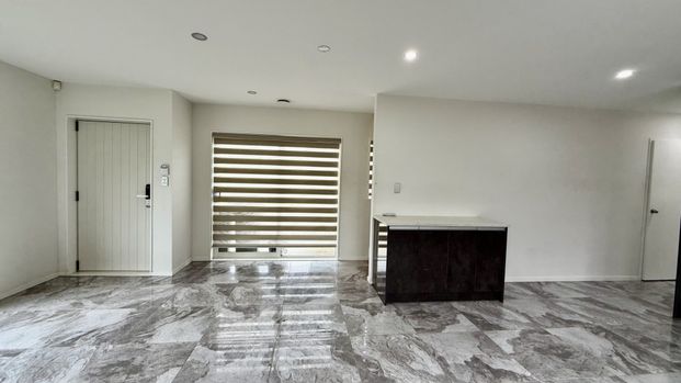 Modern 4-Bedroom, 3-Bathroom Townhouse in Mangere - Photo 1