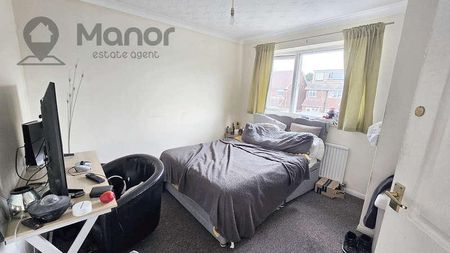 Plantagenet Place, Broomfield Road, Chadwell Heath, RM6 - Photo 2