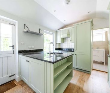 A charming former gatehouse home in the village of Brasted - Photo 4