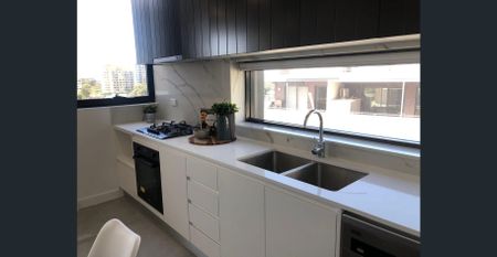 Stylish 2BR Apartment With Parking & Views - Photo 5