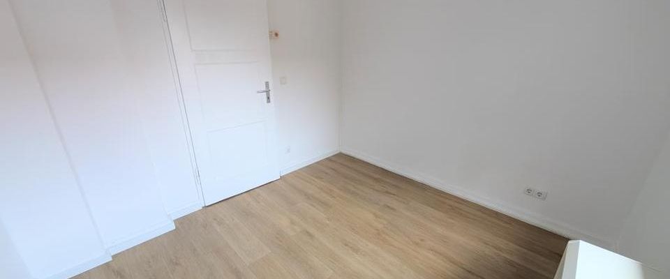 **Einziehen und wohlfühlen! +modernes Tageslichtbad +Laminat +weiße Wände** - Photo 1