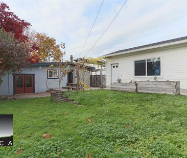 1932 Jones Avenue, North Vancouver (UNFURNISHED) - Photo 3