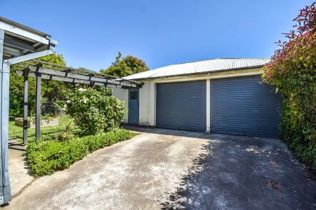 Cottage with Established Gardens & Ideal Location - Photo 4