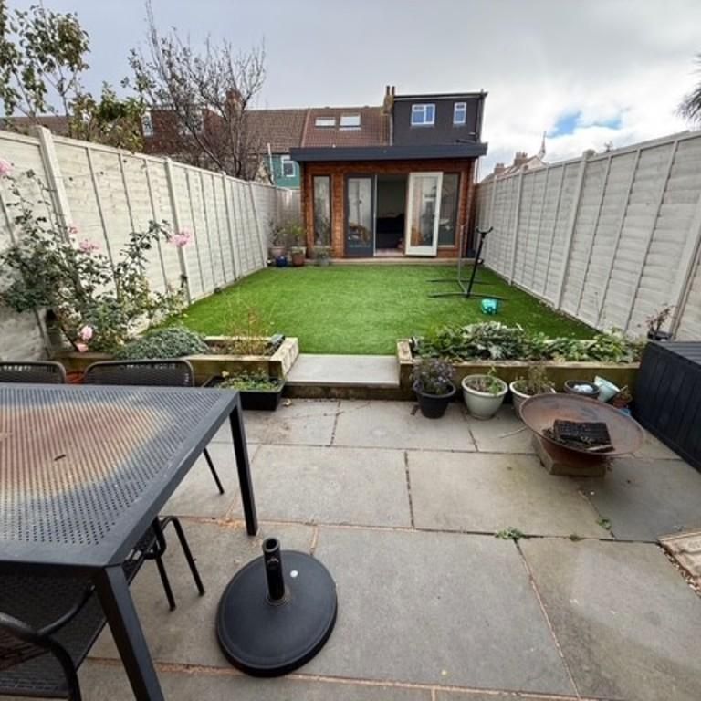 3 bedroom terraced house to rent - Photo 1