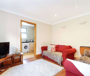 Three bedroom furnished flat, perfect for sharers and moments from ... - Photo 4