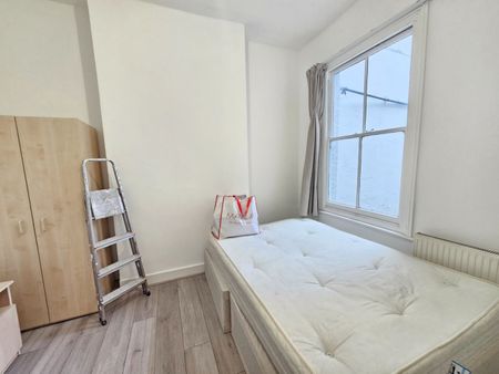 2 Bed Flat, Abbott Road, E14 - Photo 2