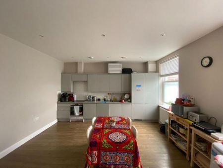 3 bedroom flat to rent - Photo 5
