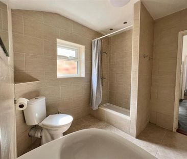 4 bedroom terraced house to rent - Photo 6