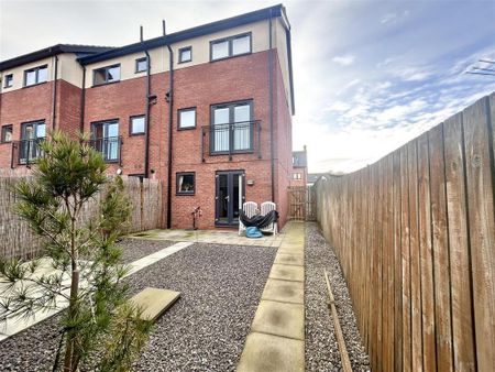 4 bedroom semi-detached house to rent - Photo 2