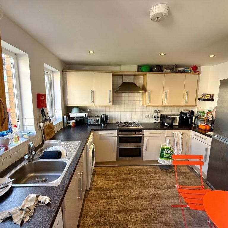 1 bedroom in a house share to rent - Photo 1