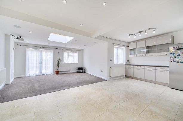 4 bedroom terraced house to rent - Photo 1