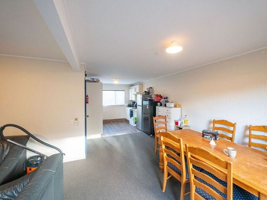 Sunny 4-6 bedroom flat in prime location - Photo 1