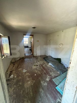 Teren ingradit si casa la rosu - Photo 1