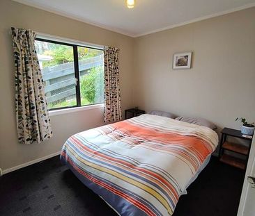 Charming 3 Bedroom house with Double garage - Photo 2