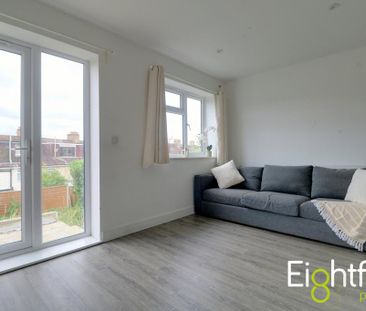 4 bedroom end of terrace house to rent - Photo 2